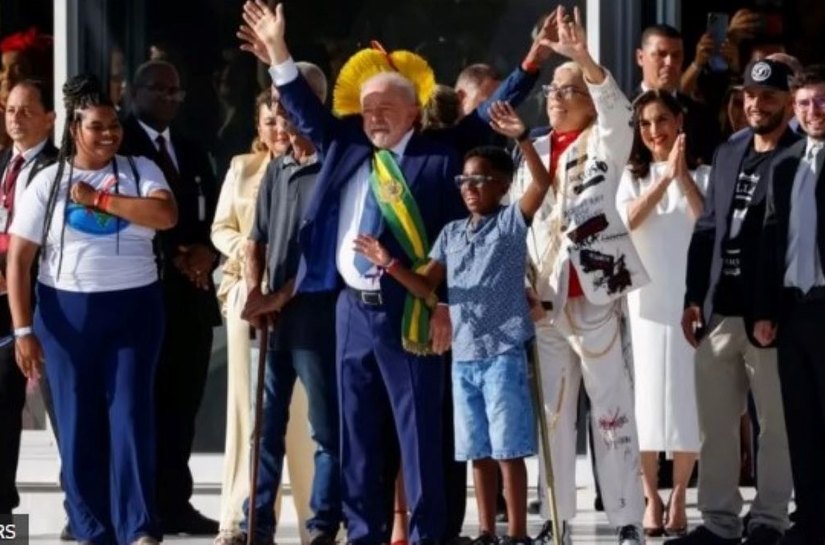 Quem são as pessoas que subiram a rampa e entregaram a faixa presidencial a Lula?