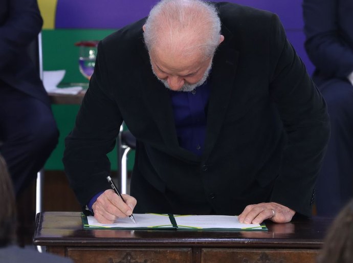 Lula assina medida provisória para taxar fundos de super ricos