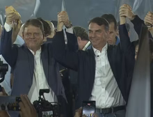 Tarcísio lança candidatura à reeleição em SP com Flávio no palco e elogios a Bolsonaro: 'Amamos seu pai'
