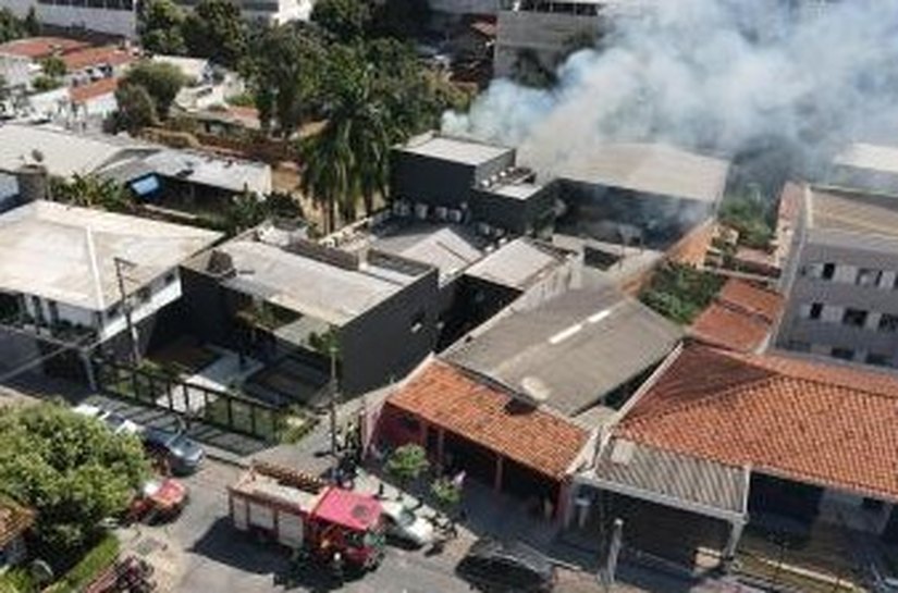 Corpo de Bombeiros vai emitir laudo sobre a causa de incêndio que destruiu andar da agência ZF Comunicação em Cuiabá