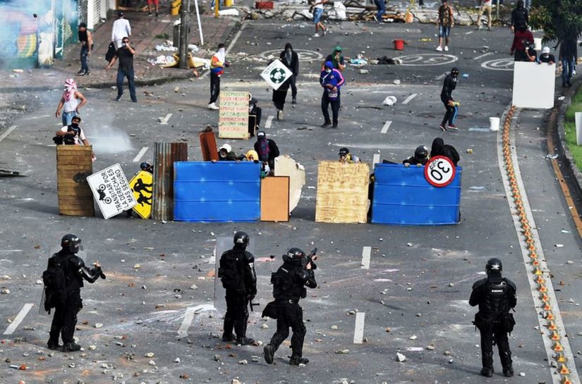 A violência policial se descontrola na Colômbia tomada por protestos, com 19 mortos e 800 feridos