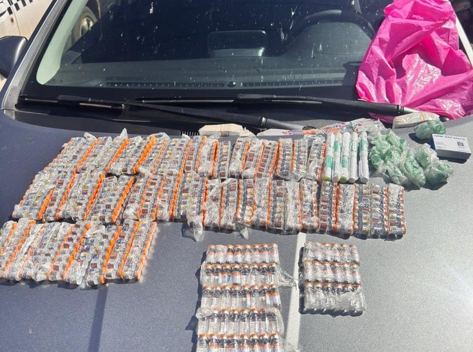 Polícia Militar e PRF apreendem R$ 300 mil em frascos de Monjauro e prendem casal por contrabando
