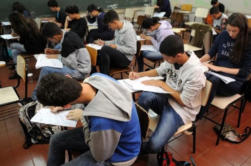 Pé de Meia: entenda como será o programa de incentivo financeiro a alunos do ensino médio público; valor não está definido