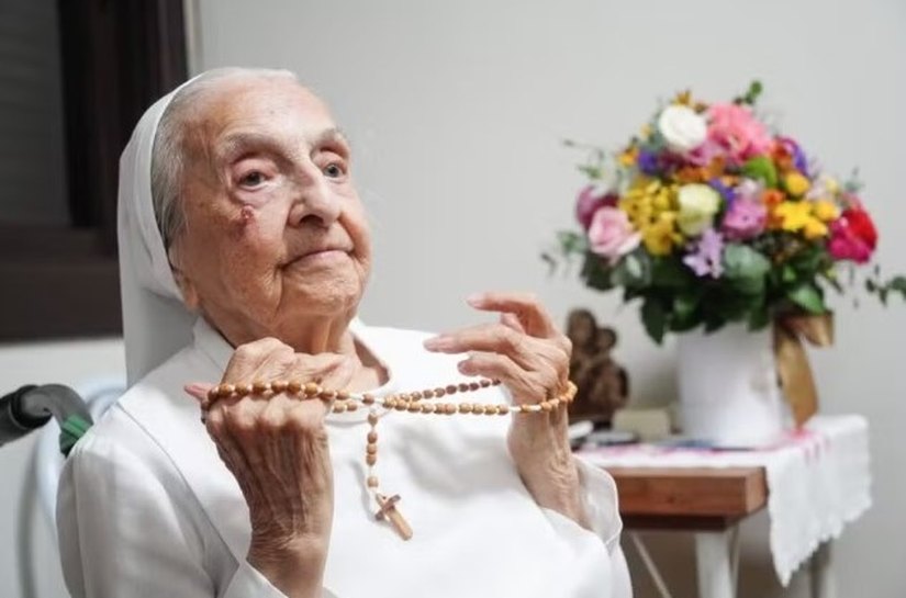 Brasileira se torna a pessoa mais velha do mundo, diz LongeviQuest