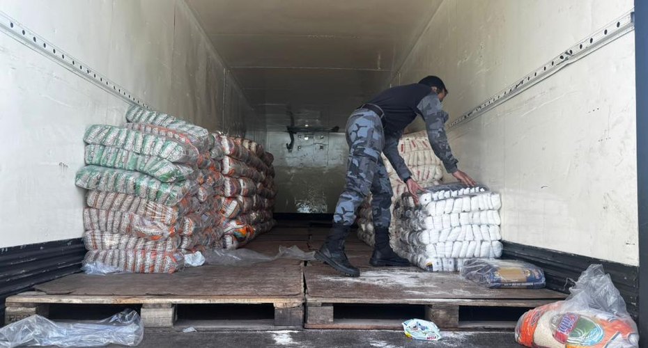PM intercepta caminhão com produtos alimentícios e de limpeza que seriam de uma facção criminosa