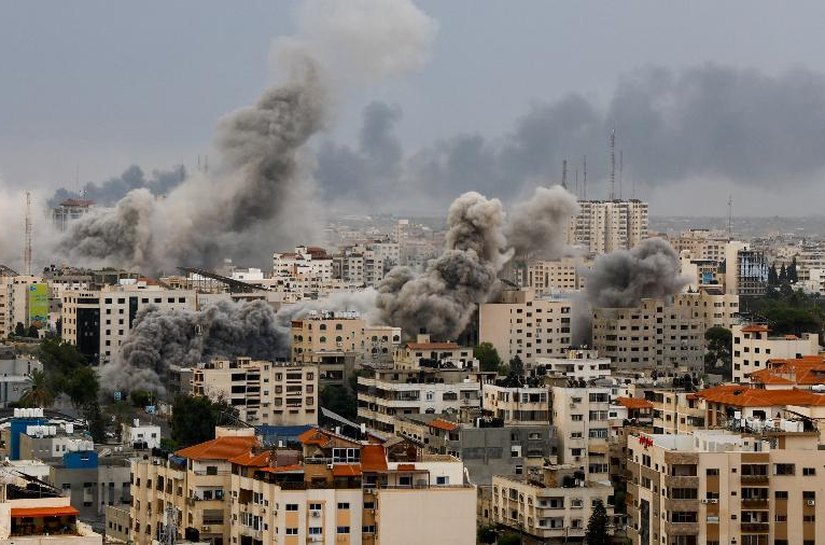 Israel alerta sobre nova fase na guerra à medida que civis fogem de Gaza e tropas se reúnem perto da fronteira