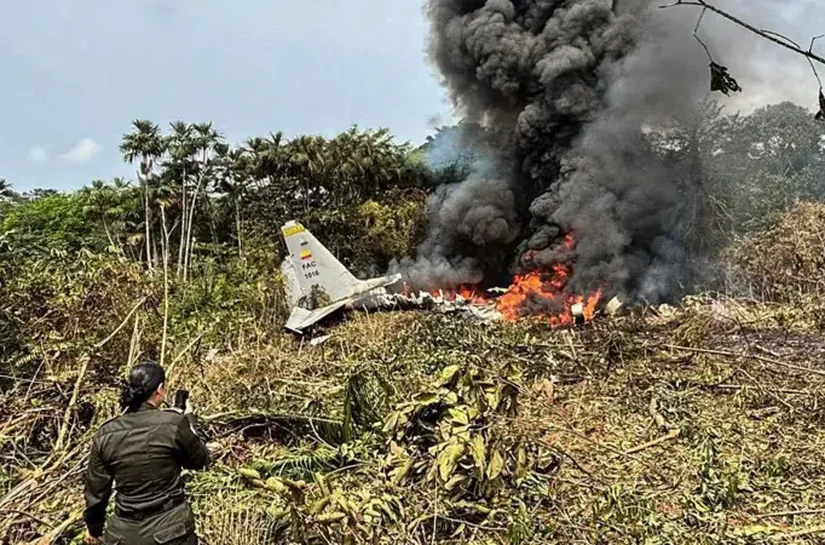 Avião da Força Aérea Colombiana com 128 pessoas a bordo cai na fronteira com o Peru e deixa ao menos 66 mortos