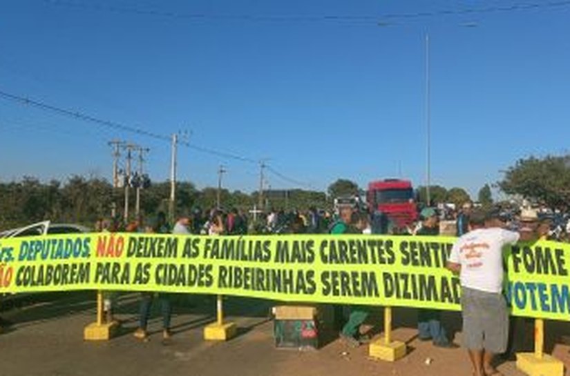 Pescadores bloqueiam rodovia em manifestação contra projeto de lei que ameaça a pesca em Mato Grosso