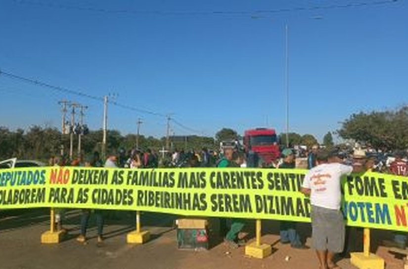 Pescadores bloqueiam rodovia em manifestação contra projeto de lei que ameaça a pesca em Mato Grosso