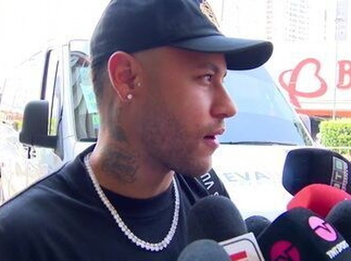 Neymar se apresenta à seleção em Cuiabá e brinca: 'Calor é na Arábia'