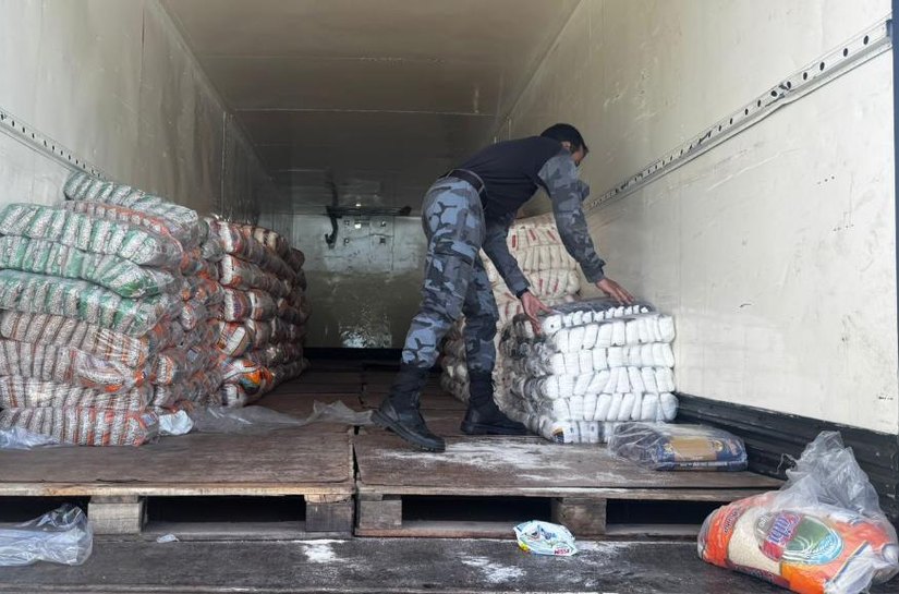 PM intercepta caminhão com produtos alimentícios e de limpeza que seriam de uma facção criminosa