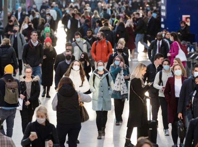 Inglaterra prepara fim de restrições contra pandemia e plano para 'conviver com covid'
