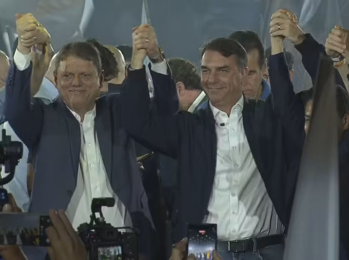 Tarcísio lança candidatura à reeleição em SP com Flávio no palco e elogios a Bolsonaro: 'Amamos seu pai'