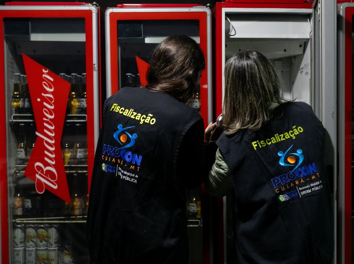 Operação apreende produtos vencidos, emite notificações e orienta sobre poluição sonora