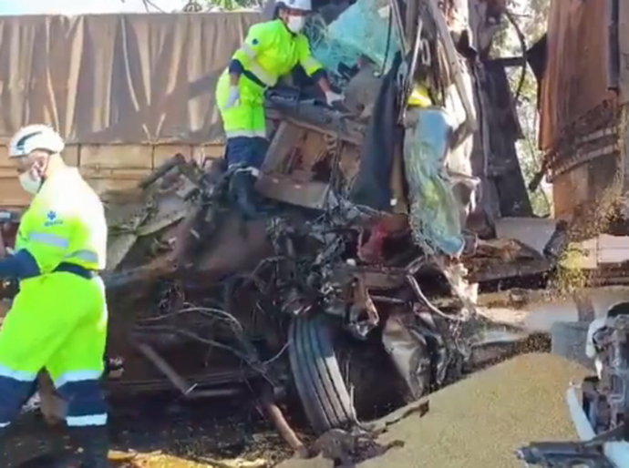 Seis carretas colidem em sequência na BR 364 e motorista morre esmagado em MT