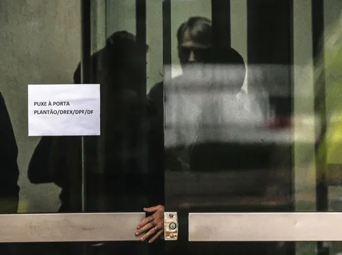 Bolsonaro começa a cumprir pena de 27 anos de prisão em sala da Polícia Federal