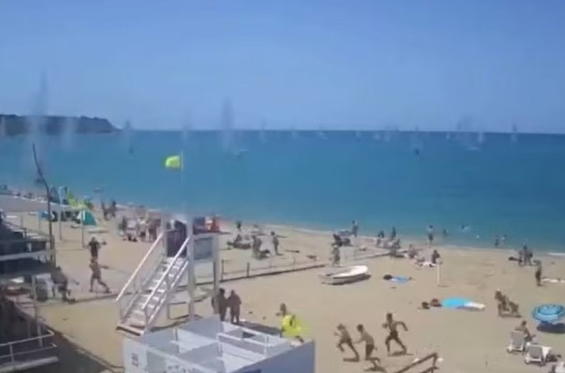 Ataque da Ucrânia a praia da Crimeia faz banhistas fugirem e deixa crianças mortas, diz Rússia