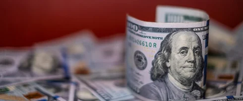 Dólar cai a R$ 4,91 e tem menor valor em mais de dois anos, com ata do Copom e conflito no Irã