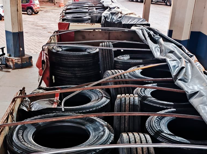 Carga com 312 pneus sem nota fiscal é retida pela fiscalização da Sefaz MT