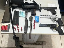 Patrulha Rural prende dupla de faccionados com submetralhadora, revólveres e pistola