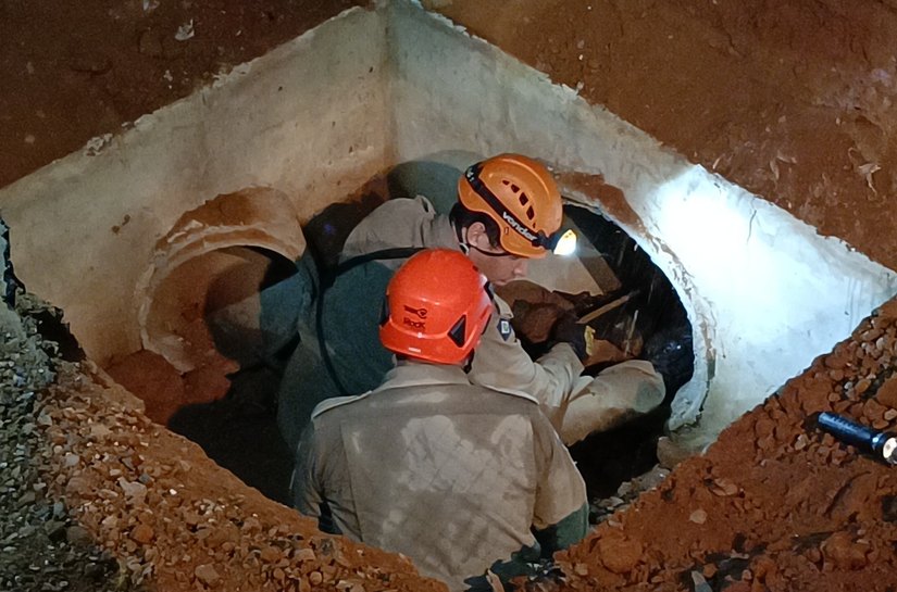 Bombeiros resgatam idosa que estava desaparecida após cair em bueiro