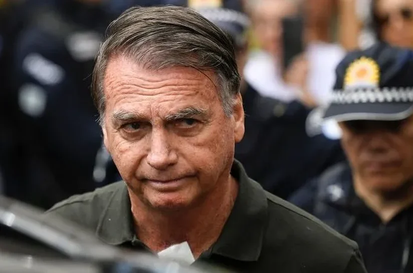 Carlos diz que Bolsonaro soluça dormindo: 'Jamais o vi como está'