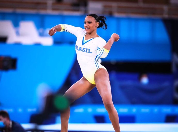 Rebeca Andrade dá show em Tóquio e se classifica para três finais