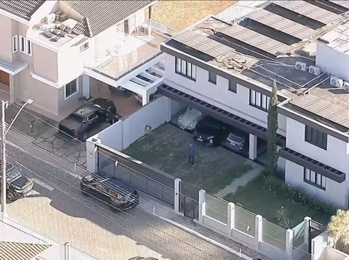 PF acha na casa de Bolsonaro pen drive em banheiro, dólares e cópia de ação contra Moraes nos EUA