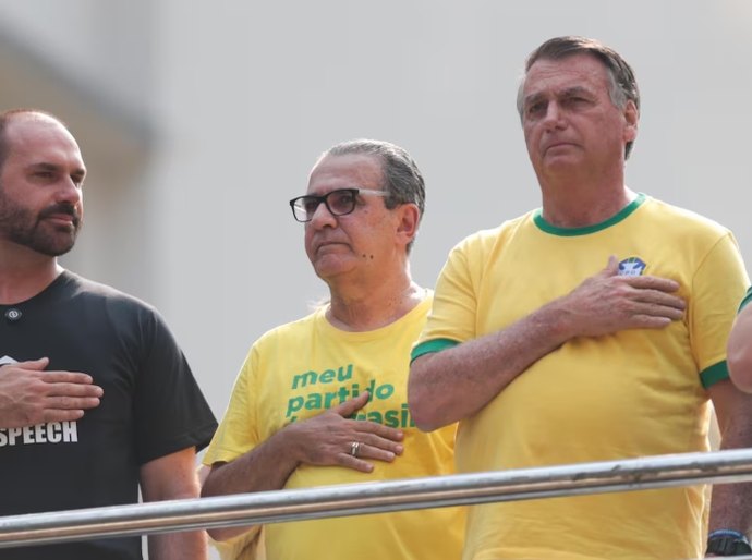 PF indicia Jair e Eduardo Bolsonaro por coação na ação penal do golpe e faz buscas contra o pastor Silas Malafaia
