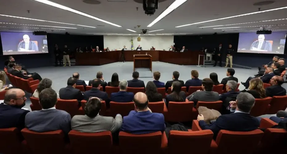 Recados a Trump, ausência de Bolsonaro e elogios a ministros: o 1º dia do julgamento no STF em 4 pontos
