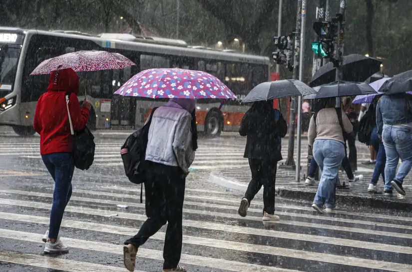 Feriadão deve ter chuva e queda de temperatura no centro-sul do país