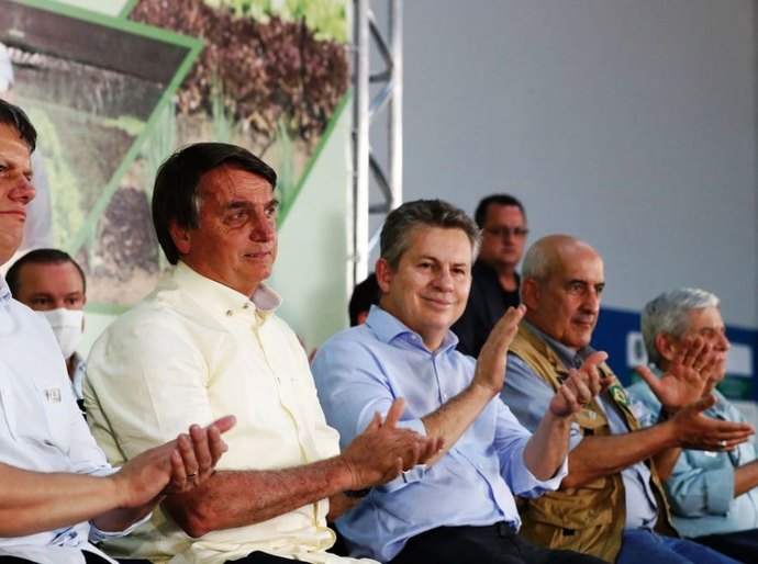 Bolsonaro entrega títulos de propriedade rural em Mato Grosso