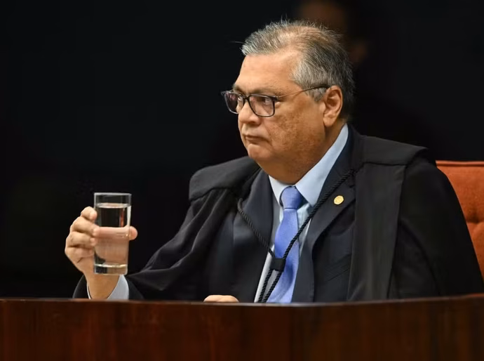 Dino cita indícios de crimes e suspende repasses de emendas a nove municípios