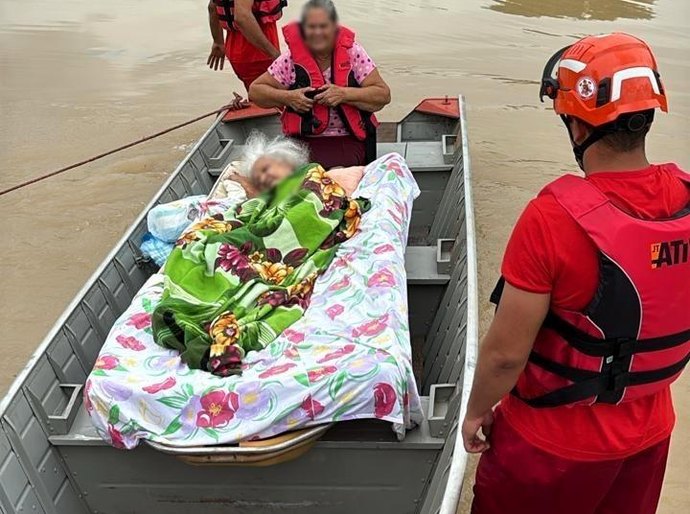 Bombeiros usam embarcação para resgatar idosa acamada e filha ilhadas em alagamento; veja vídeos