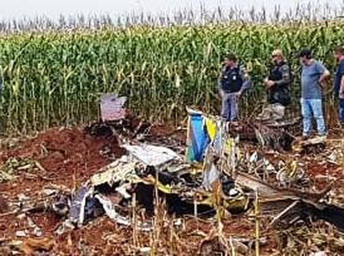 Avião agrícola de pequeno porte cai neste domingo, 14, dentro de fazenda e mata piloto