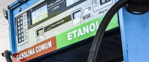 Petrobras reduz preço da gasolina em 4,9% a partir de terça-feira
