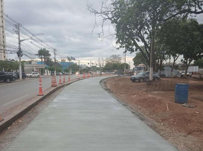 Governo de MT inicia ligação entre pista de concreto e asfalto na Avenida do CPA