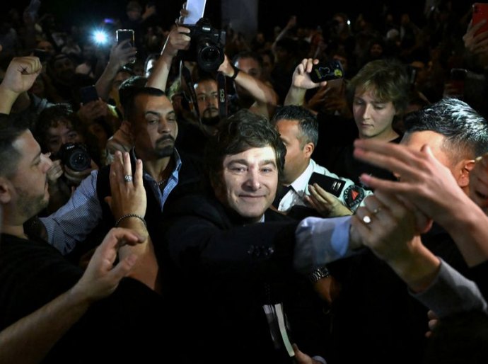 Javier Milei pede aos argentinos que não tenham medo: “De que salto no vazio vocês estão falando se vamos para o próprio inferno?”