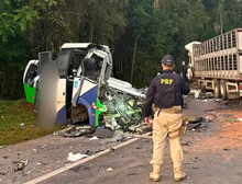 Acidente entre micro-ônibus e carreta deixa 23 mortos e cinco feridos no Paraná