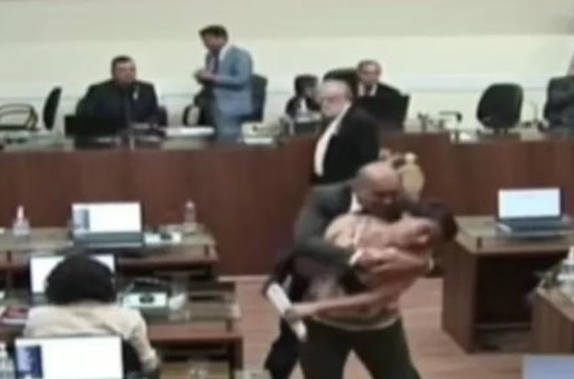 Vereadora é abraçada e beijada à força por parlamentar em sessão da Câmara de Florianópolis