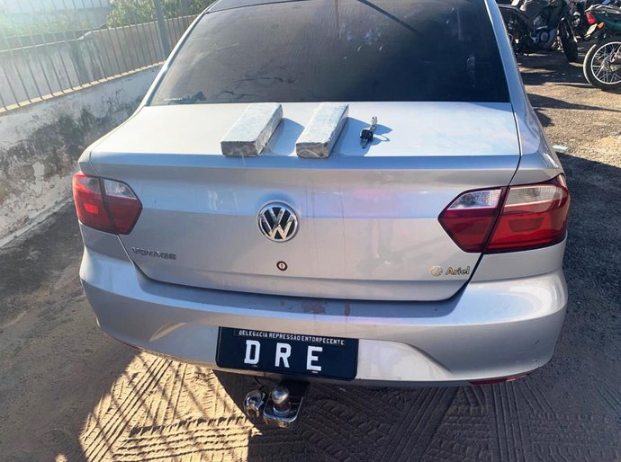 Polícia Civil flagra traficante transportando dois tabletes de maconha