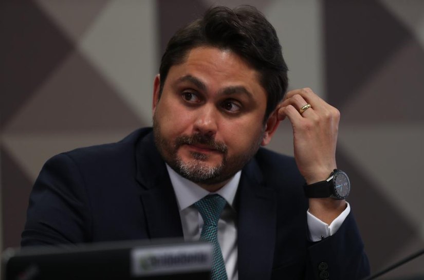 Barroso decreta bloqueio de R$ 835 mil do ministro Juscelino Filho