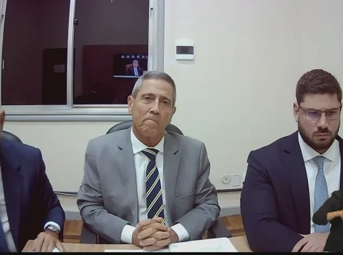 Braga Netto nega ter entregado dinheiro a Cid para manter acampamentos