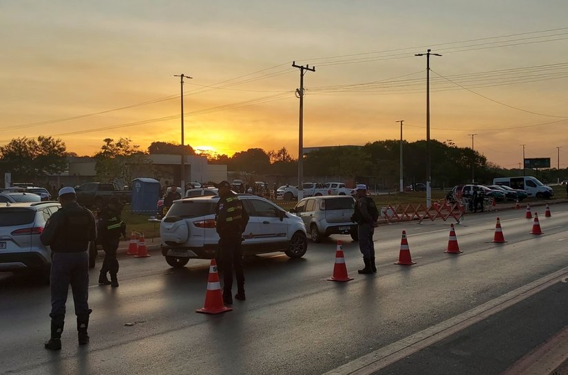Veja Fotos: Operação Lei Seca prende 03 e apreende 41 veículos e sete motos em Várzea Grande