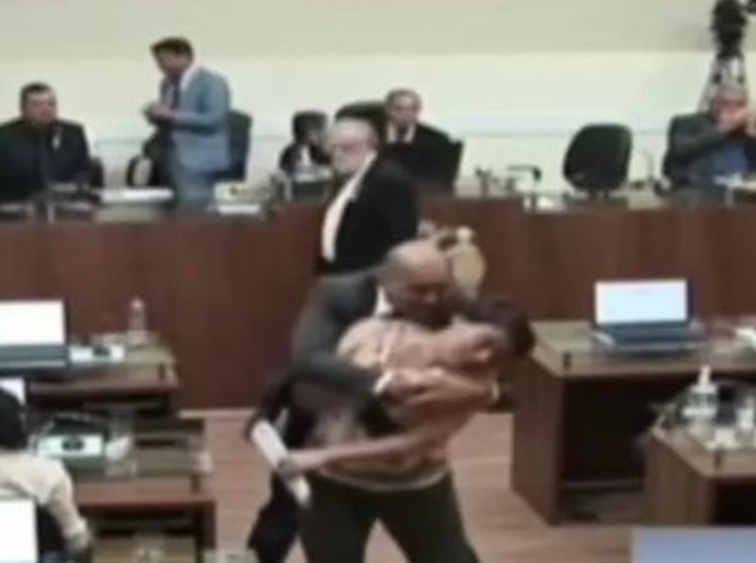 Vereadora é abraçada e beijada à força por parlamentar em sessão da Câmara de Florianópolis