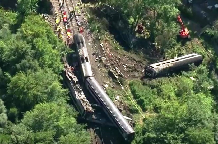 Trem de passageiros descarrila na Escócia e deixa 3 mortos