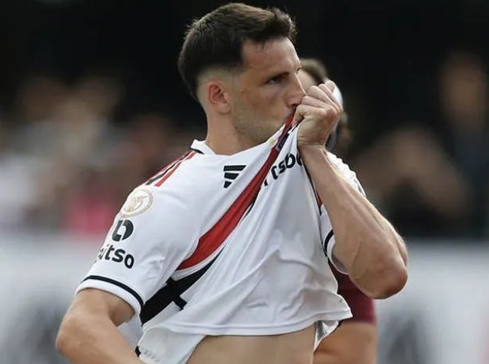 Toca nele! Calleri marca duas vezes em goleada do São Paulo contra o Santos; Pato deixa o dele