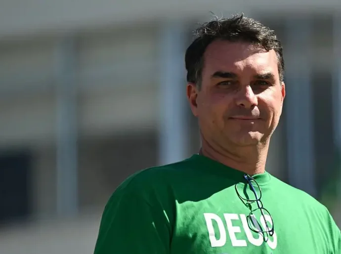 Jair Bolsonaro escolhe o filho Flávio para disputar a Presidência - a quem decisão agrada e desagrada?