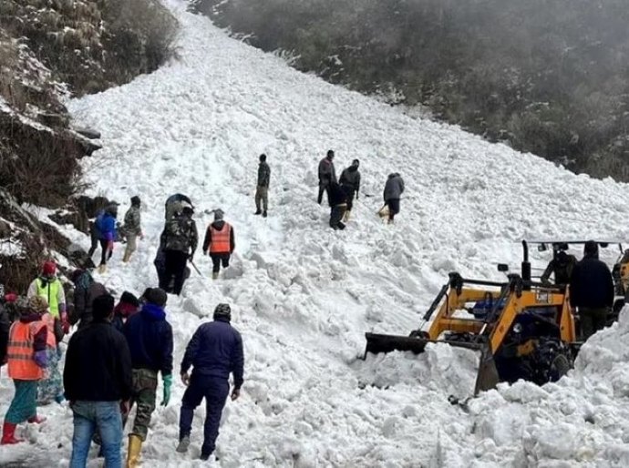 Avalanche na Índia mata sete turistas; outros estão presos