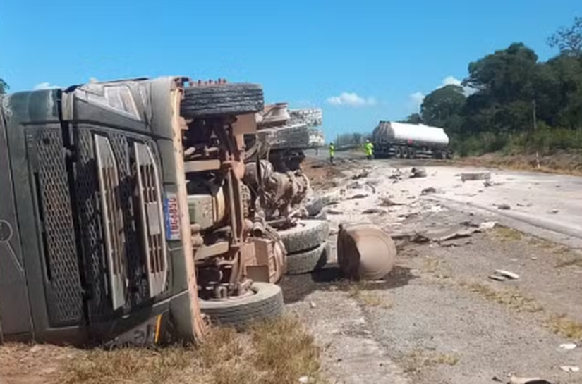 Batida entre três carretas mata caminhoneiro e bloqueia BR-163 em Lucas do Rio Verde